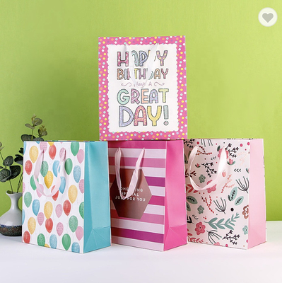 Un buon prezzo. Borsa di carta da asporto con la corda da tiro Confezionamento Borse regalo di Natale riciclabili in linea
