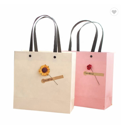 Un buon prezzo. Borsa di carta di moda riutilizzabile in rilievo per negozi di souvenir in linea