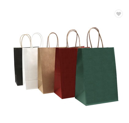 Un buon prezzo. Sacchetti di carta kraft marroni biodegradabili con maniglie per lo shopping in linea