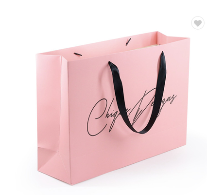 Un buon prezzo. Borse di carta lucida riciclata per acquisti regalo con logo personalizzato in linea