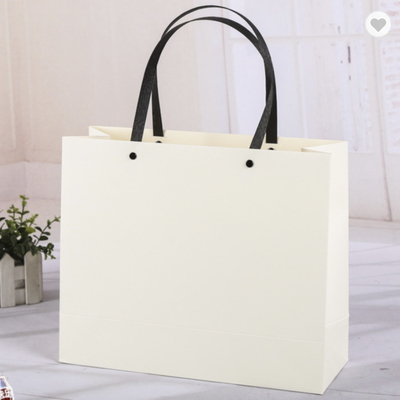 Un buon prezzo. Imballaggio con maniglie sintetiche in cartone kraft colorato Pantone in linea