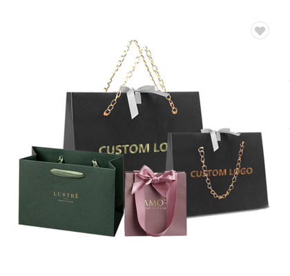 Un buon prezzo. Imballaggio di sacchetti di carta PMS stampati con logo personalizzato per la vendita al dettaglio in linea